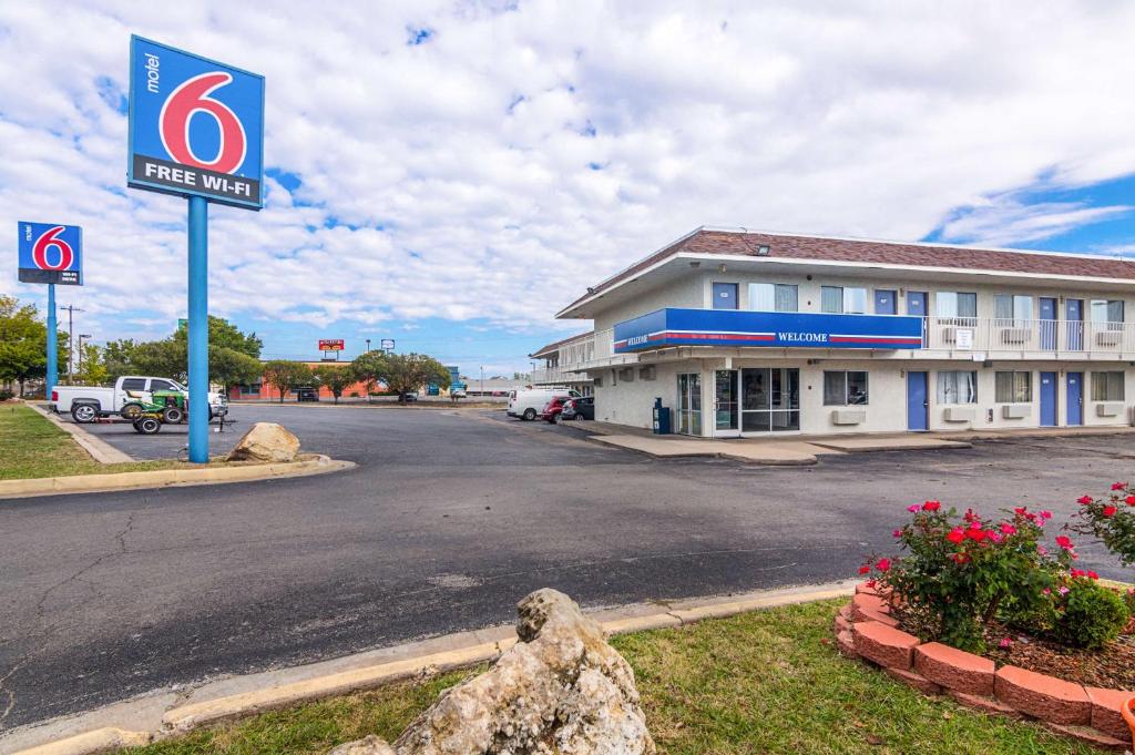 Motel 6-Ardmore, OK photo 2