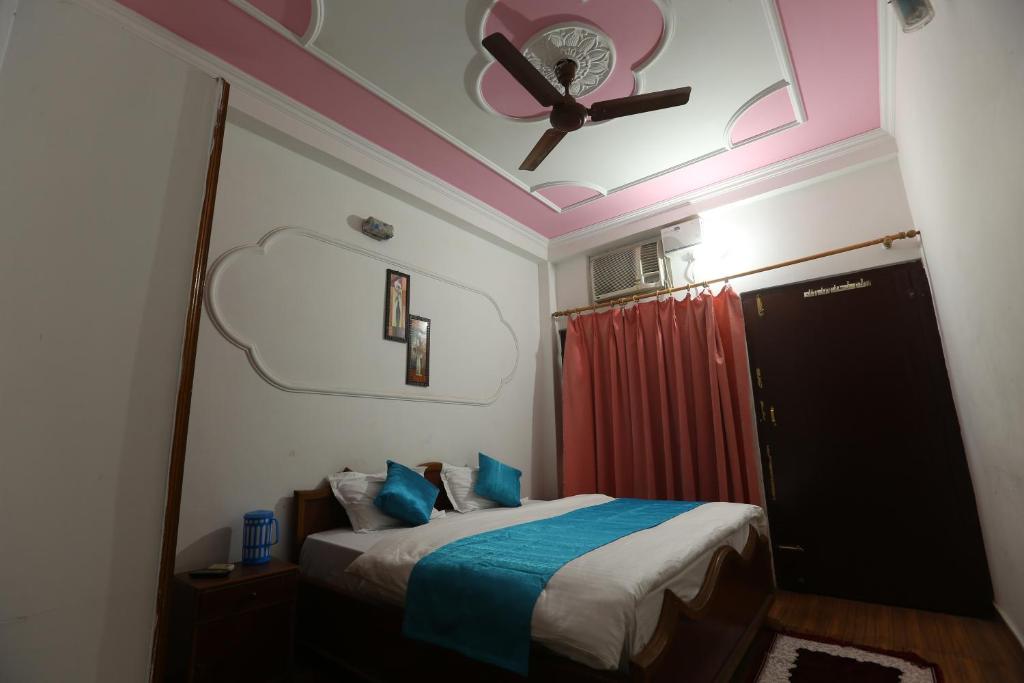 Двухместный (Двухместный номер с 1 кроватью и видом на горы), Raj Resort Rishikesh