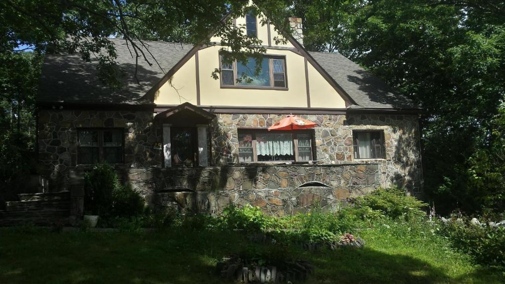 Maurrocks - A Pocono Mountains B&B image