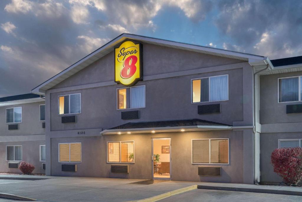 Super 8 by Wyndham Fountain image