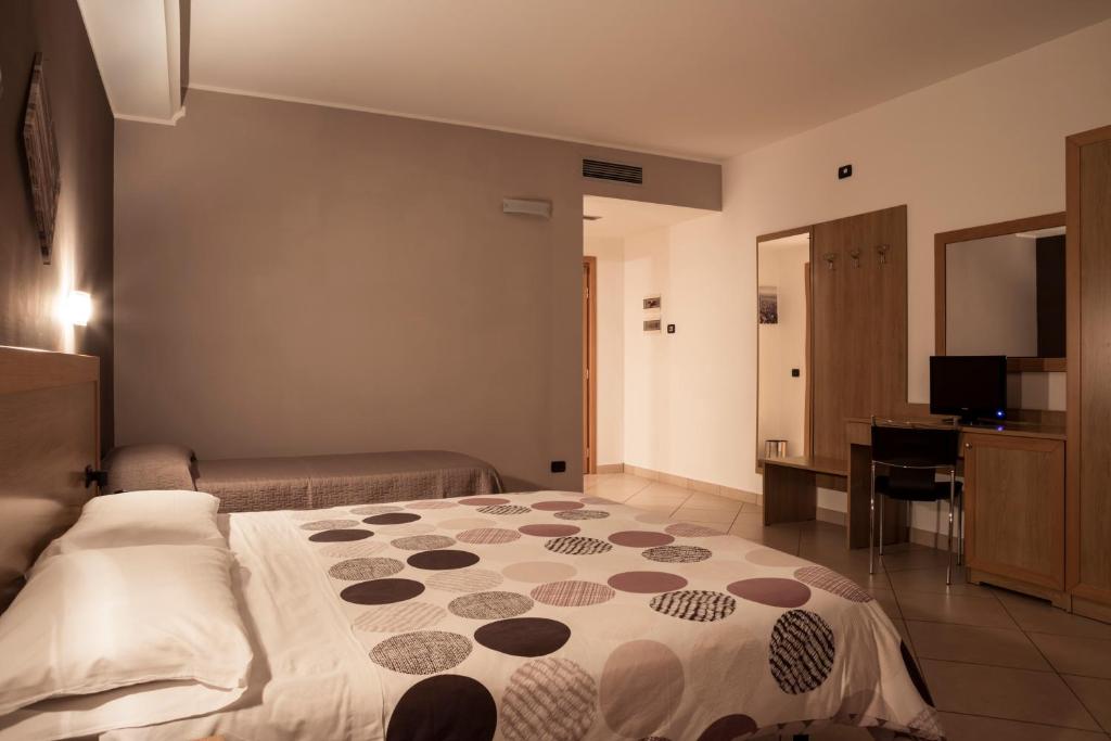 Manhattan Village Hotel photo 4