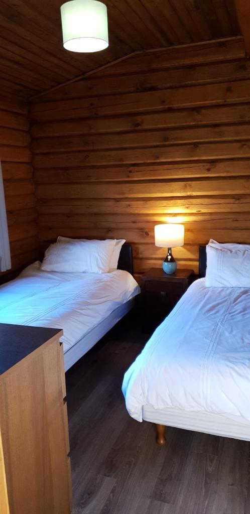 Glenmhor Log Cabin - Tap to explore photos