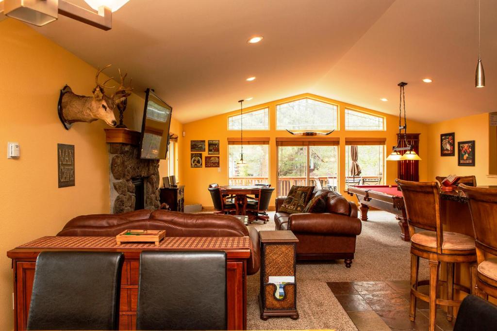 5-Star Luxury Tahoe Cabin! Great Location! Pool Table!Darts! Poker! Ping Pong! Games! photo 1