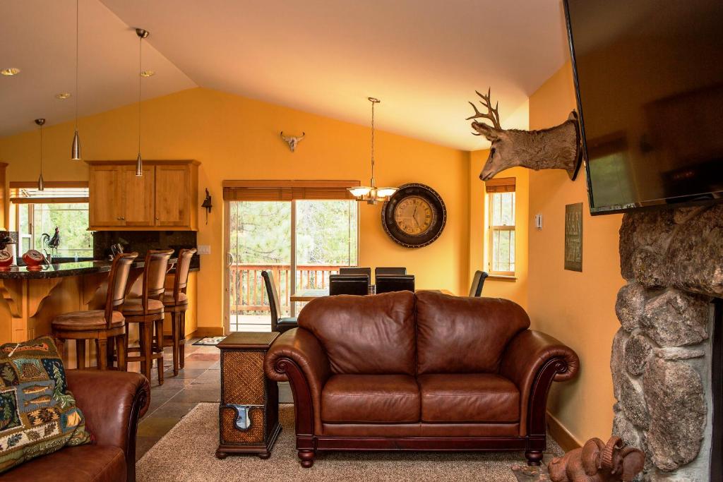 5-Star Luxury Tahoe Cabin! Great Location! Pool Table!Darts! Poker! Ping Pong! Games! photo 3