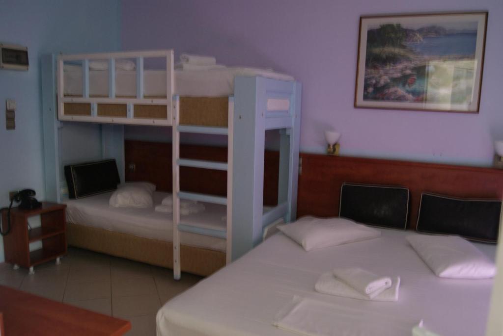 Четырехместный (Классический четырехместный номер), Diethnes Hotel