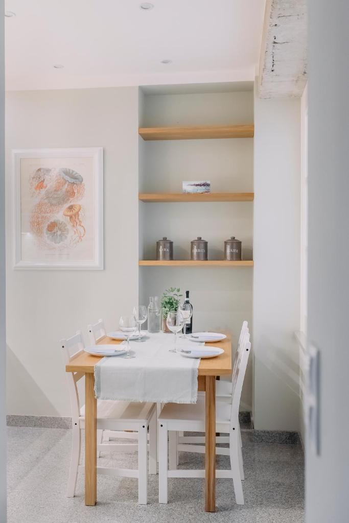 Plac Zbawiciela - 2 Rooms, 4 Beds - Sleeps 6 Comfortably - Tap to explore photos