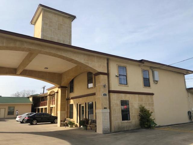 Pinn Road Inn and Suites image
