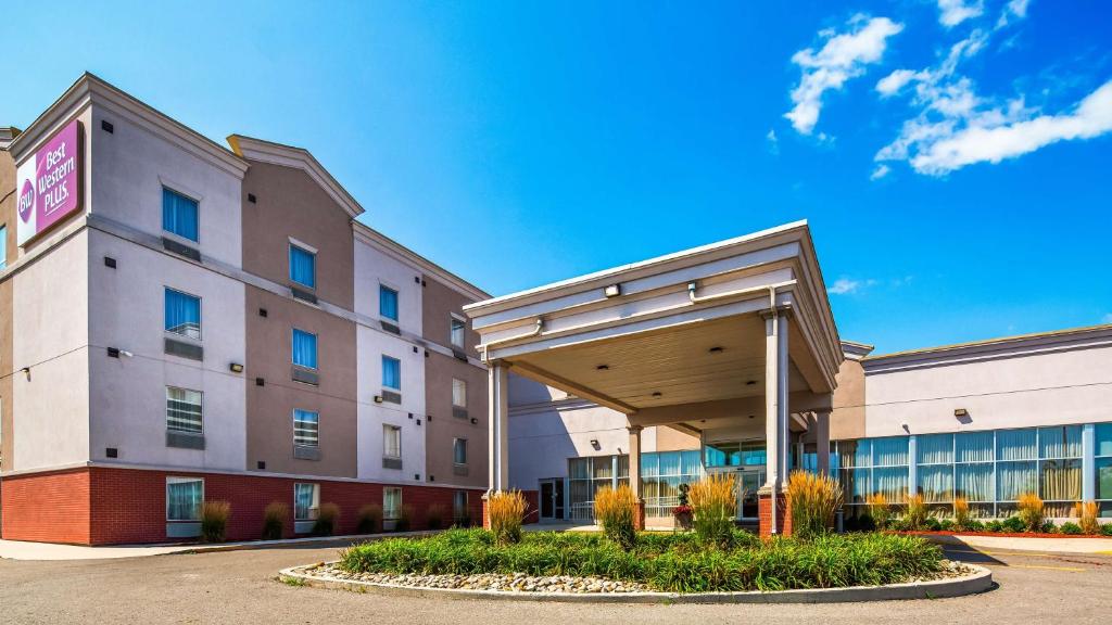 Best Western Plus Bowmanville photo 1