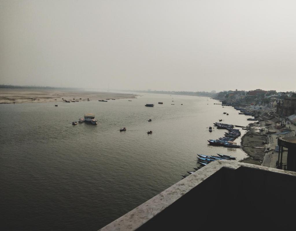 Сьюит (Ekaant Suite with Balcony and River View (Darshan Assistance for Kashi Vishwanath Temple Available)), Palace On Steps