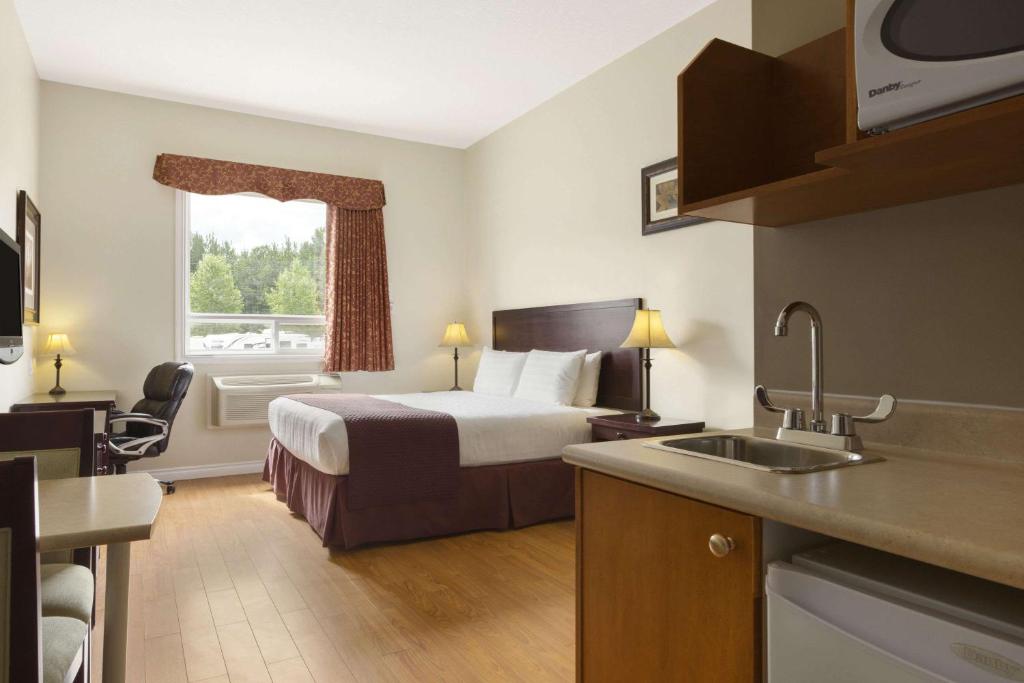 Days Inn by Wyndham Chetwynd photo 2
