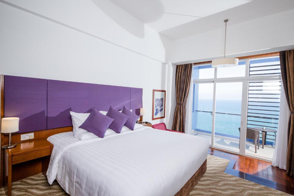 Двухместный (Представительский номер с кроватью размера «king-size»), Hotel Novotel Nha Trang
