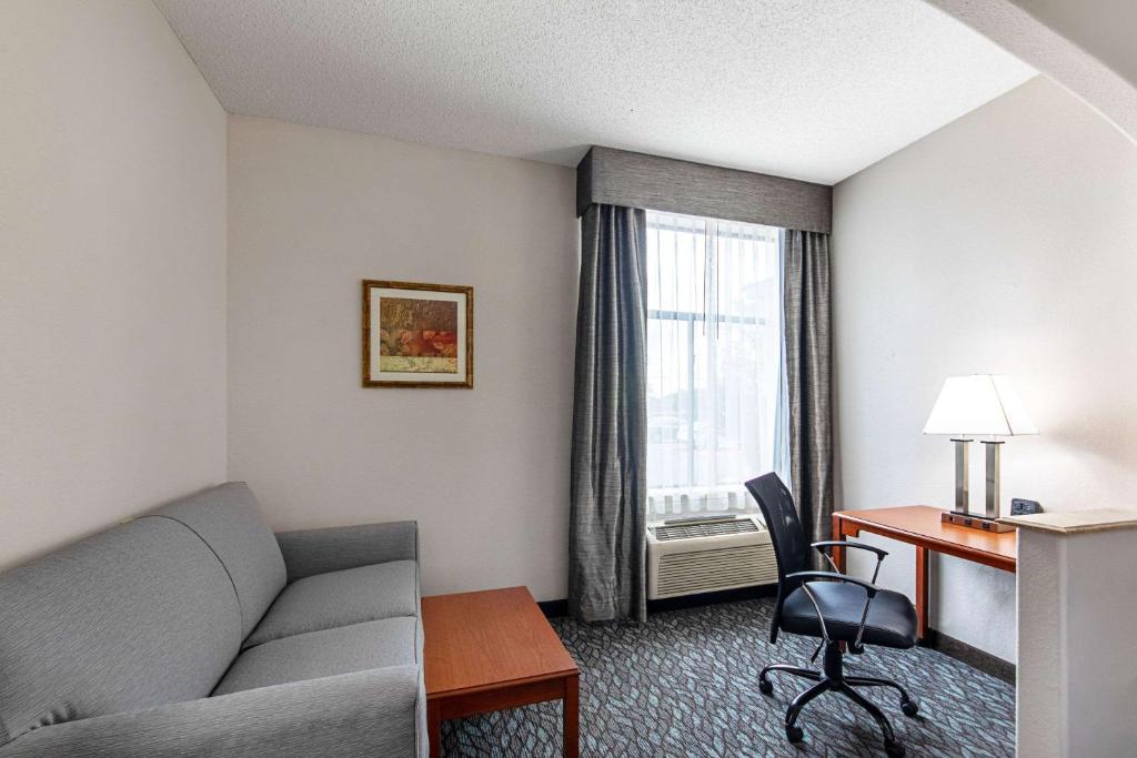 Quality Suites photo 2