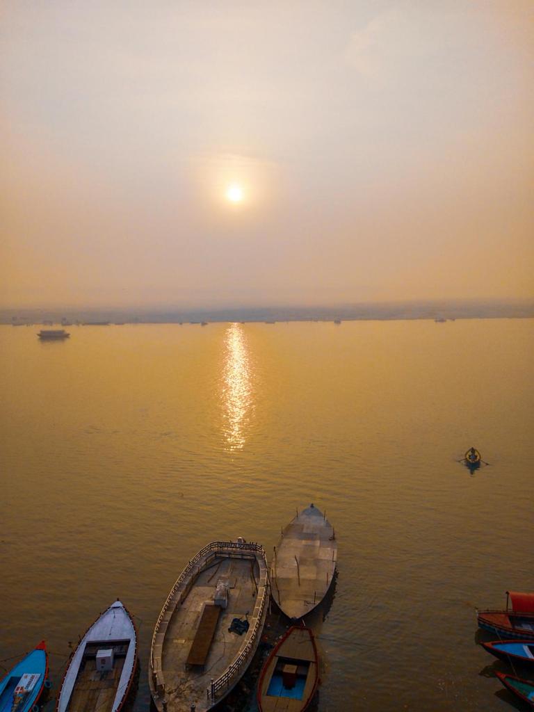 Сьюит (Kashi Suite with Balcony and River View (Darshan Assistance for Kashi Vishwanath Temple Available)), Palace On Steps