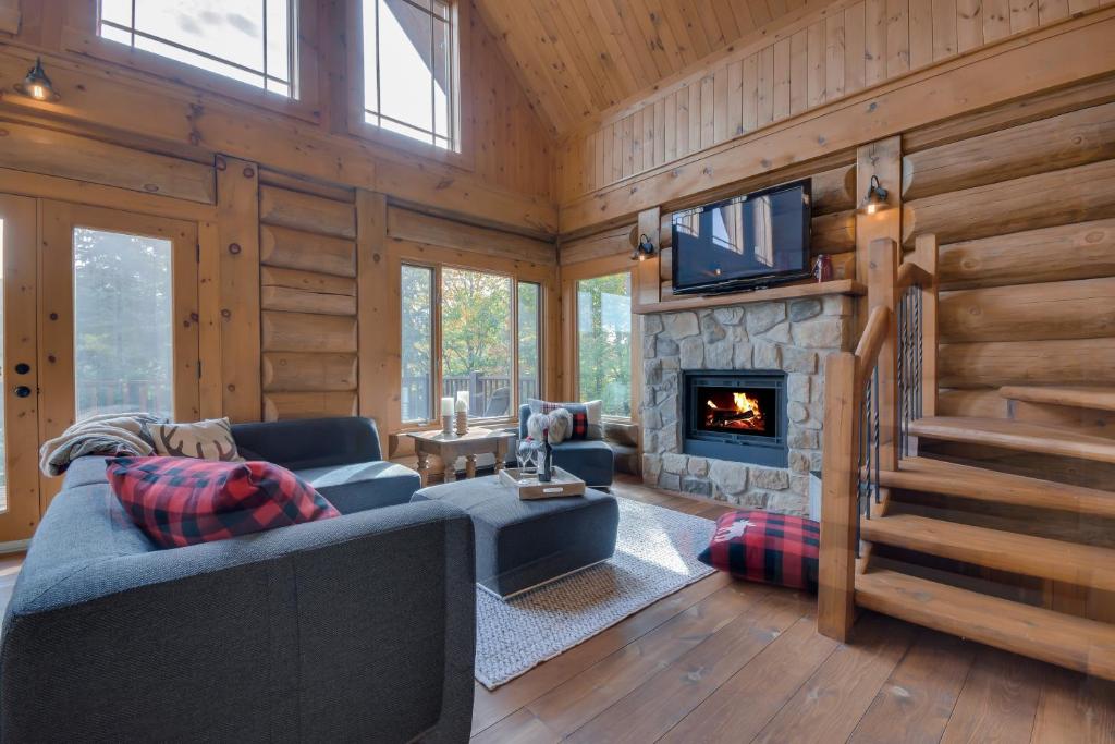 Log Cabin Home with Lake and Mountain view by Reserver.ca photo 1