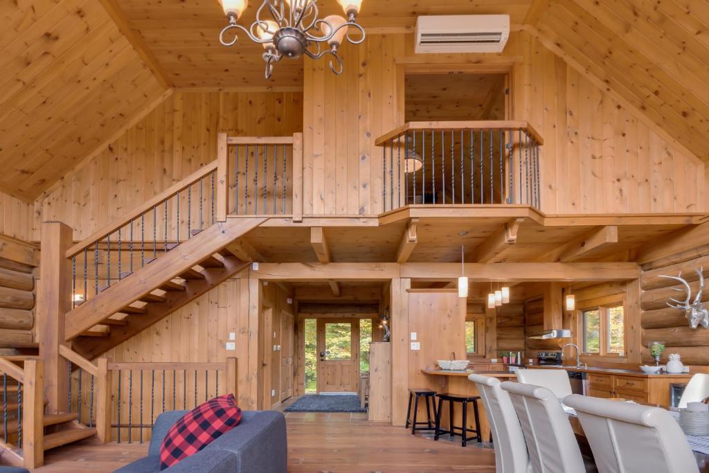 Log Cabin Home with Lake and Mountain view by Reserver.ca photo 2