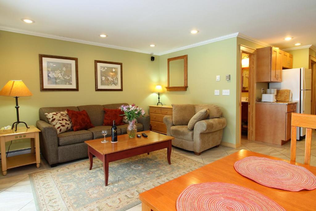 Cozy one bedroom Edgemont A1 condo on the shuttle route & ski back trail image