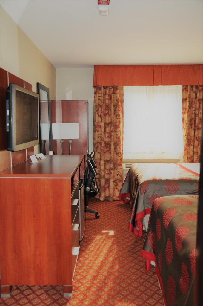 Четырехместный (Номер с 2 кроватями размера «queen-size» – Для некурящих), Ramada by Wyndham Staten Island