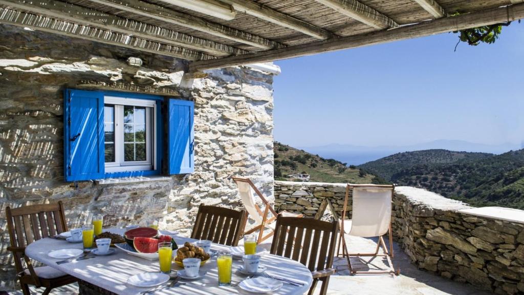 One bedroom house with enclosed garden and wifi at Kastanies 6 km away from the beach