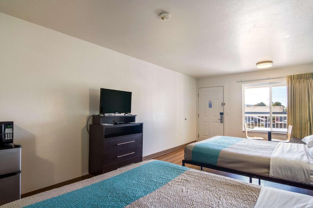 Четырехместный (Номер с 2 кроватями размера «queen-size» – Для некурящих), Motel 6 Portland Mall - 205