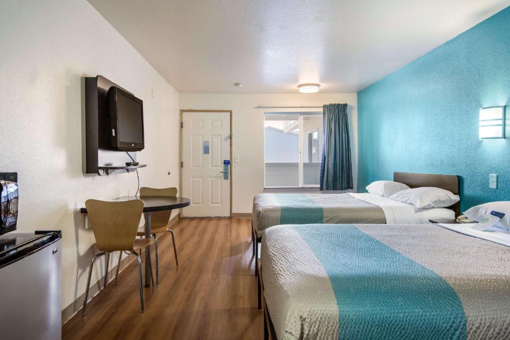 Четырехместный (Номер с 2 кроватями размера «queen-size» – Для некурящих), Motel 6 Portland Mall - 205