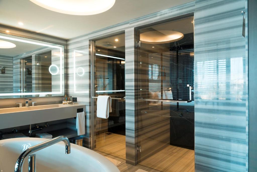 Сьюит (Luxury Suite with Separate Living Room,Bath Tub and Evening Snacks), Novotel Chennai Chamiers Road