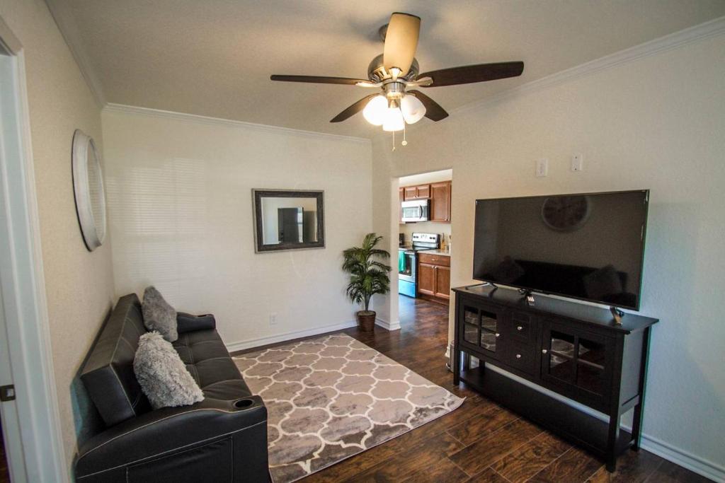 Hays St Cozy Remodeled 2BR/2BA house sleeps 8 image