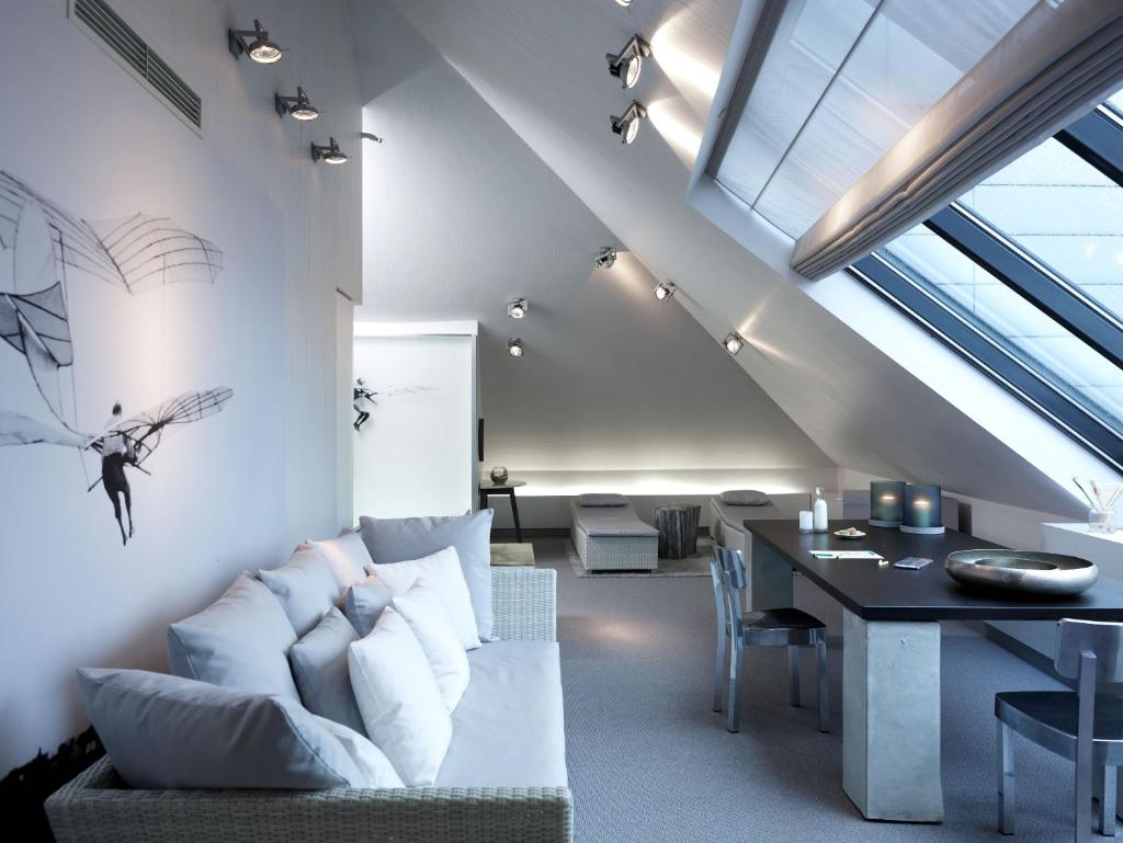 Сьюит (Люкс «Опера» с кроватью размера «king-size» - Угловой люкс), Sofitel Munich Bayerpost