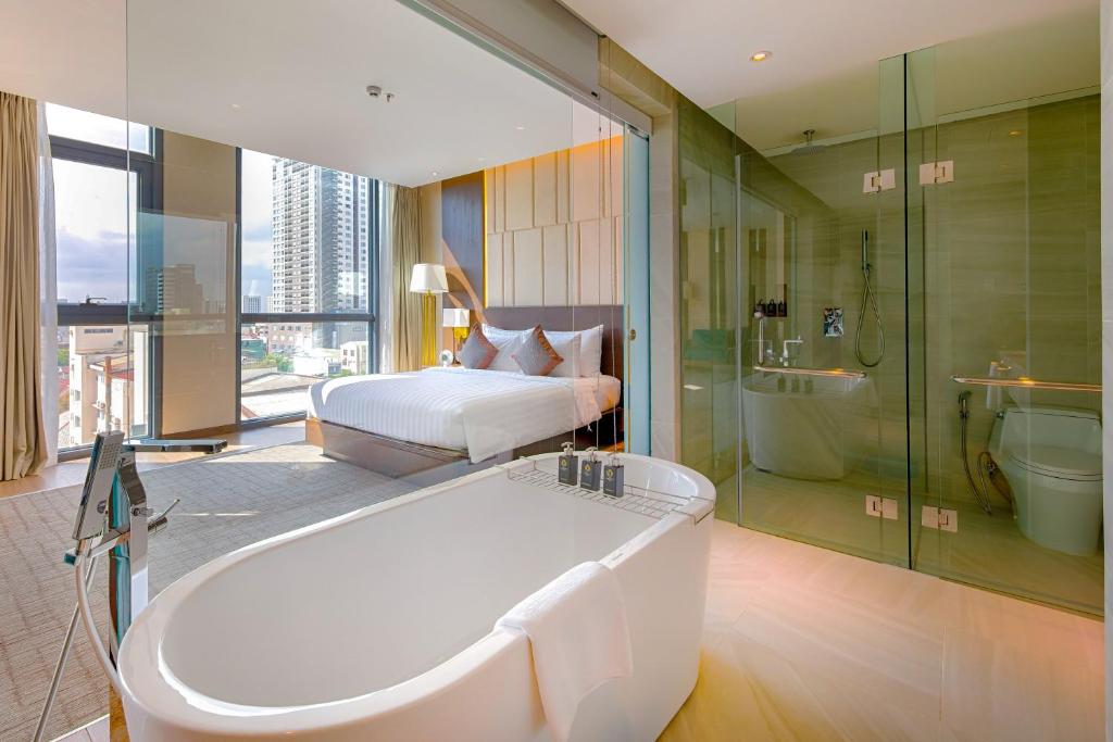 Сьюит (King Suite - One way Airport Transfer), New Orient Hotel Da Nang