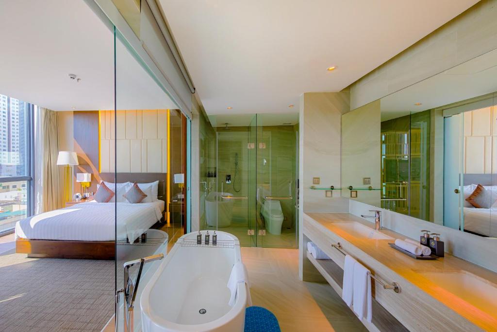 Сьюит (King Suite - One way Airport Transfer), New Orient Hotel Da Nang