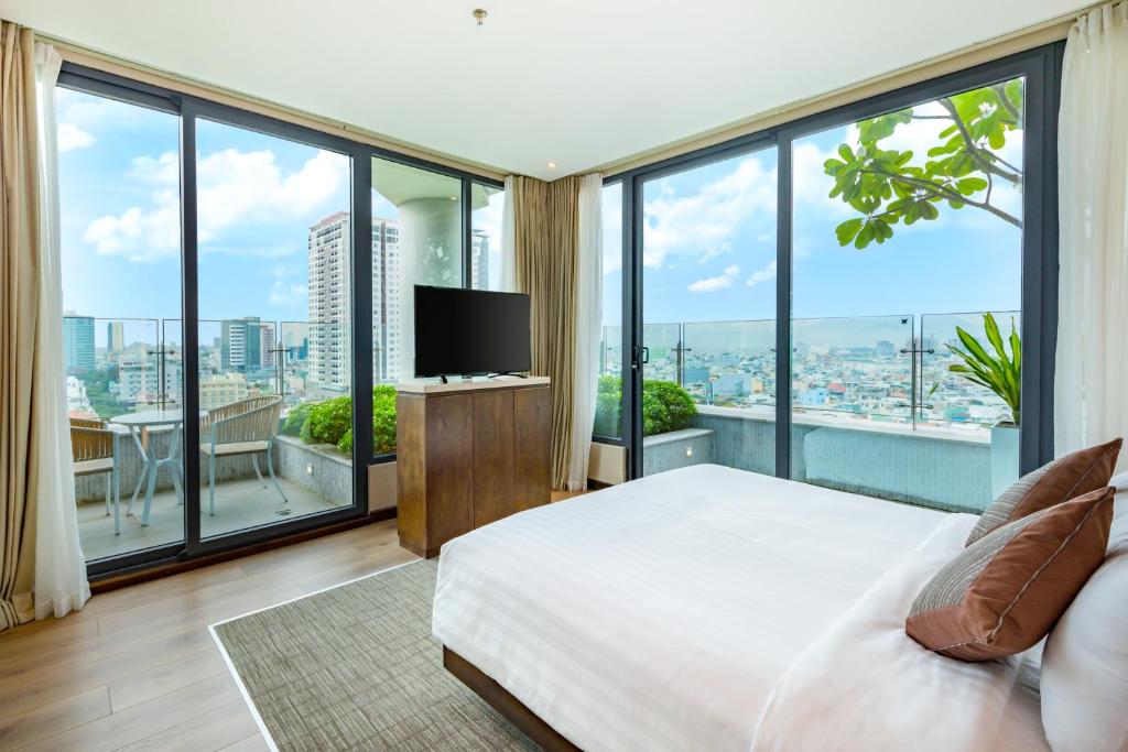 Сьюит (King Suite - One way Airport Transfer), New Orient Hotel Da Nang