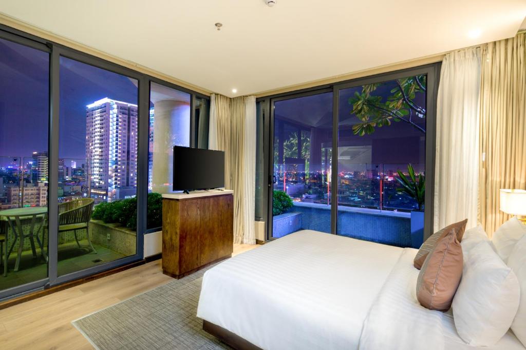 Сьюит (King Suite - One way Airport Transfer), New Orient Hotel Da Nang