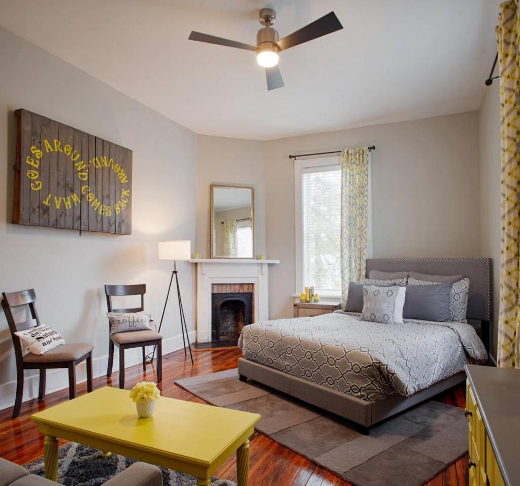 414B Waldburg st · 2 Bedroom Oasis near Forsyth Park image