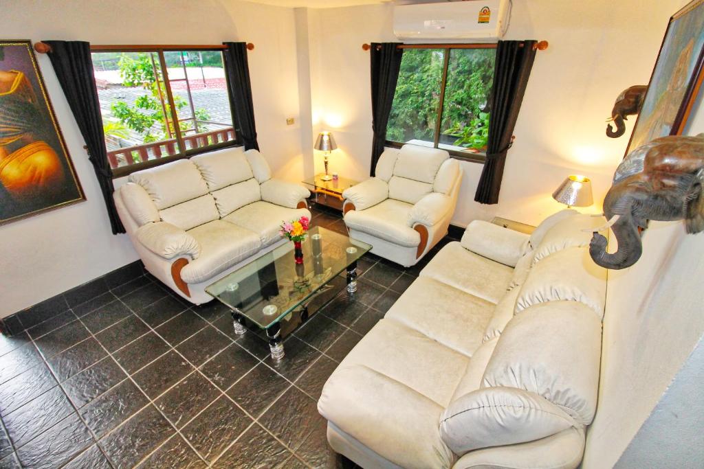 Phratamnak Inn - 100 meter from Beach photo 2