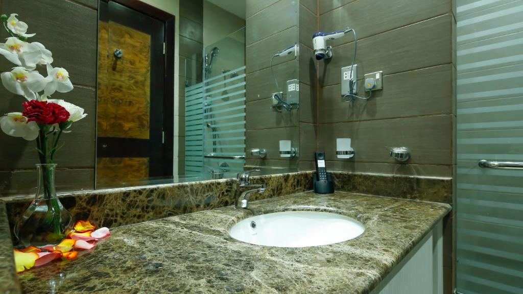 Двухместный (Улучшенный номер с кроватью размера «king-size»), LA CASTLE HOTEL