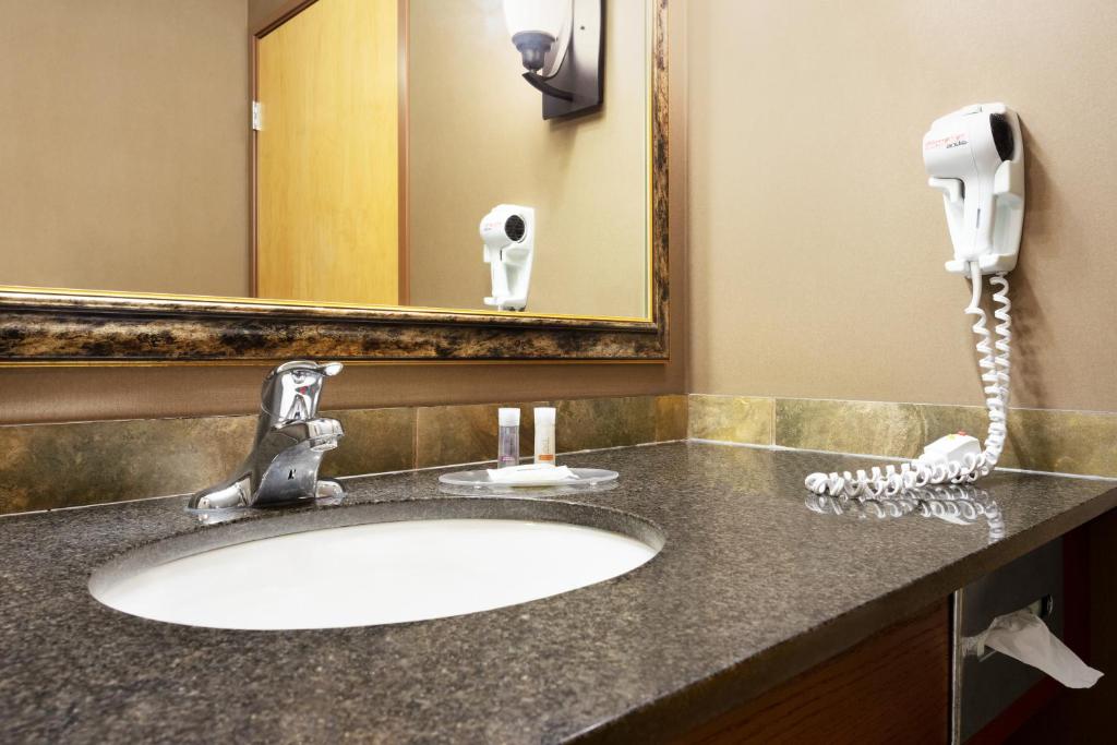 Days Inn & Suites by Wyndham Strathmore photo 4