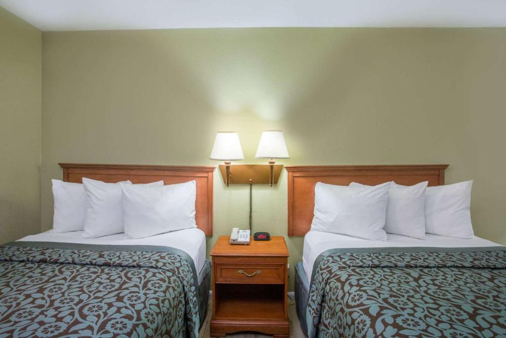 Days Inn by Wyndham Ormond Beach photo 1