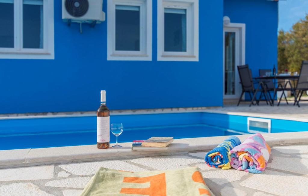 Blue Holiday House with Private Pool photo 4