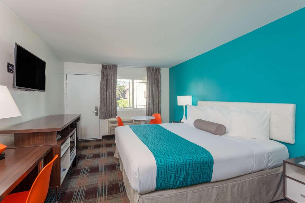 Howard Johnson by Wyndham San Diego Hotel Circle - Tap to explore photos