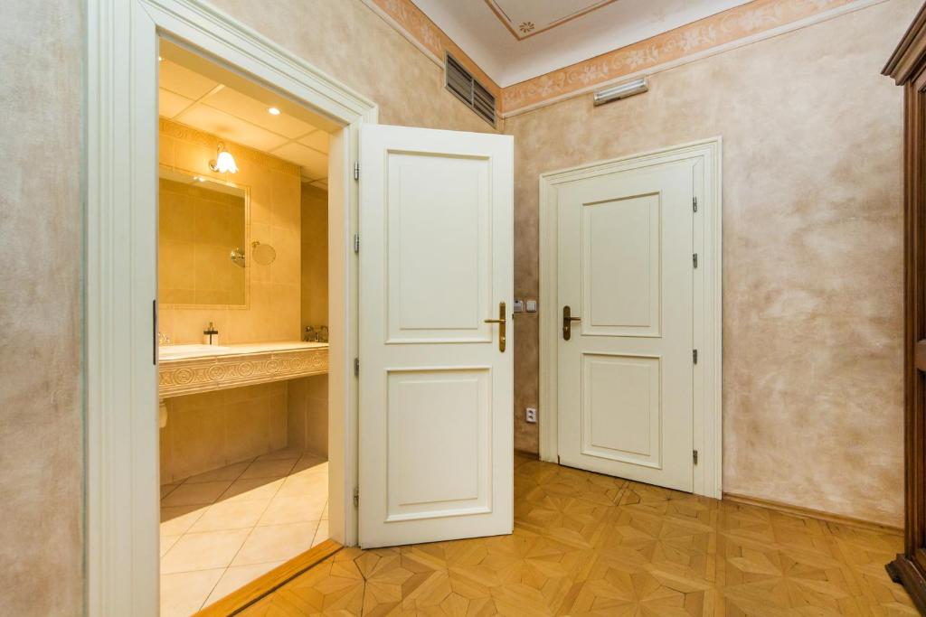 Двухместный (Улучшенный двухместный номер с 1 кроватью), Отель U Jezulatka
