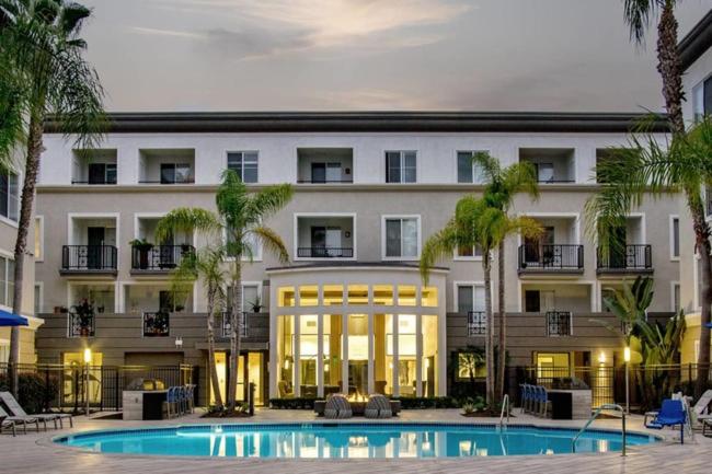 Marina Del Rey's Grand 2/2 Suite Pool View