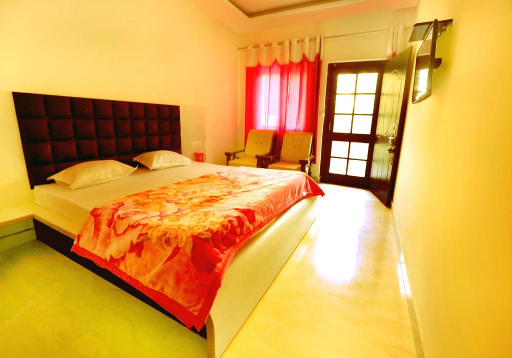 Двухместный (Улучшенный двухместный номер с 1 кроватью), Raj Resort Rishikesh