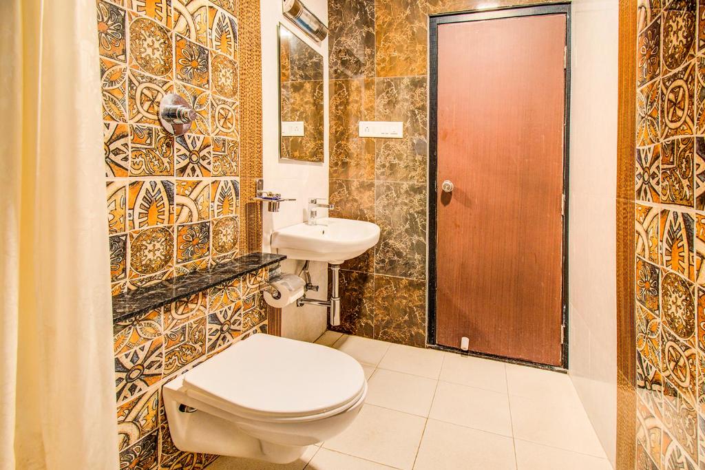 Двухместный (Улучшенный двухместный номер с 1 кроватью), FabHotel Corporate Crown Koramangala