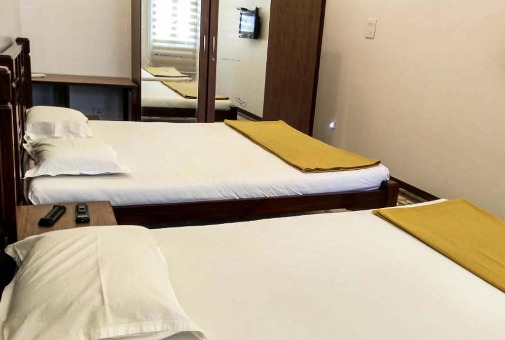 Четырехместный (Superior AC Quadruple Room With Shared Bathroom), Carlton Hotel