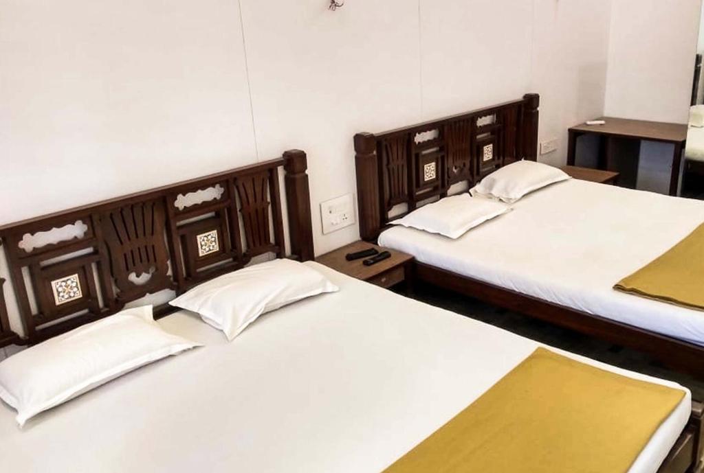 Четырехместный (Superior AC Quadruple Room With Shared Bathroom), Carlton Hotel