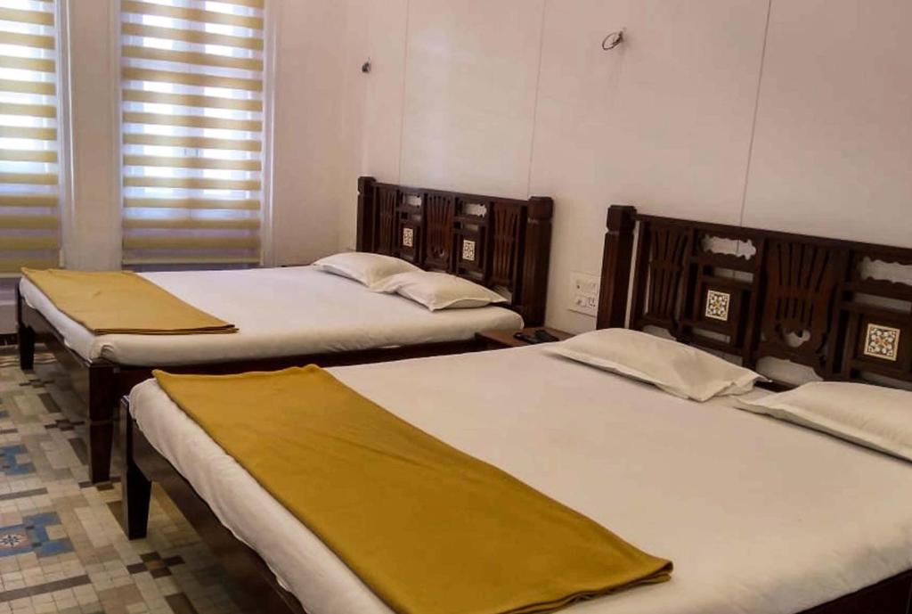 Четырехместный (Superior AC Quadruple Room With Shared Bathroom), Carlton Hotel