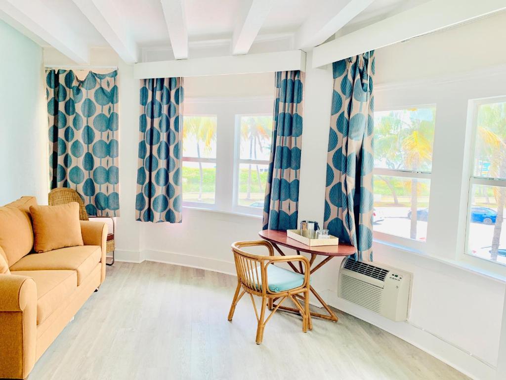 Двухместный (Люкс с 2 двуспальными кроватями, рядом с океаном), Broadmore Miami Beach