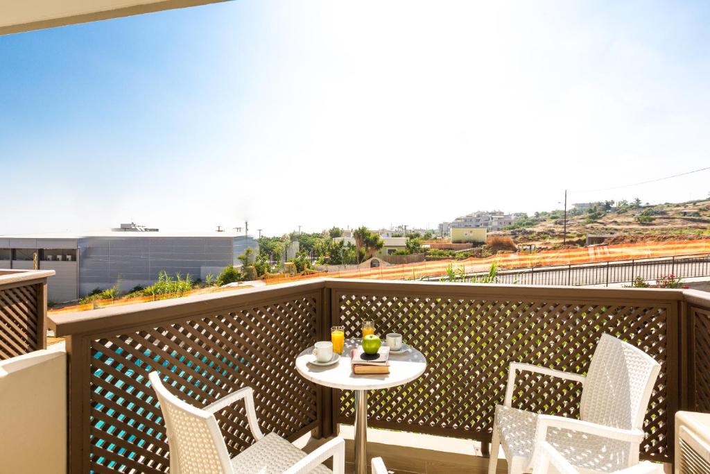 Студио (Улучшенный номер-студио с видом на бассейн), Eltina Hotel
