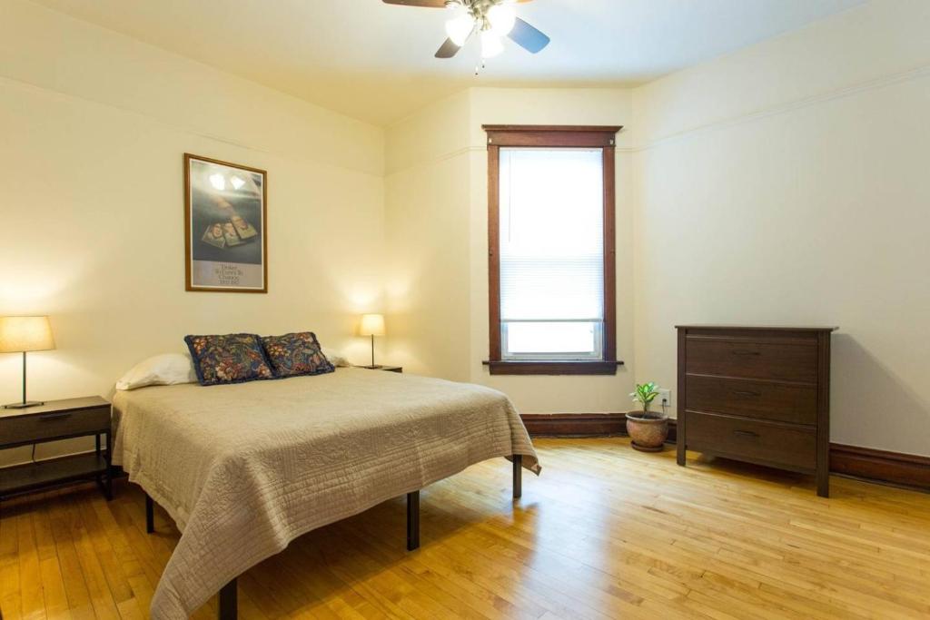 Wrigley Oasis! Steps from the Field! - 3BD 1BA photo 2