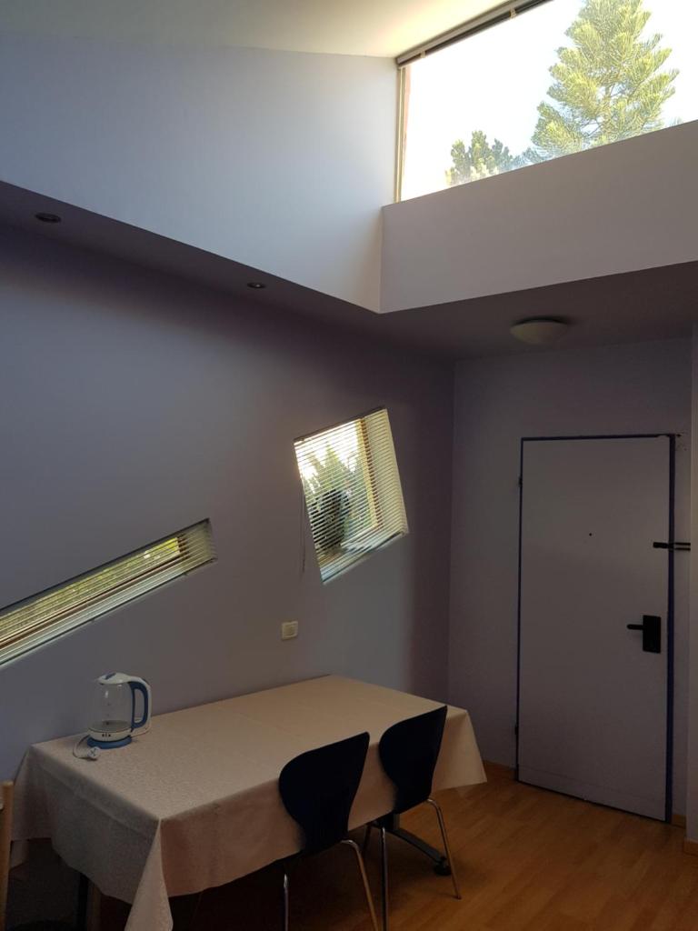 Bright, inviting, unique architecture, great location flat photo 4