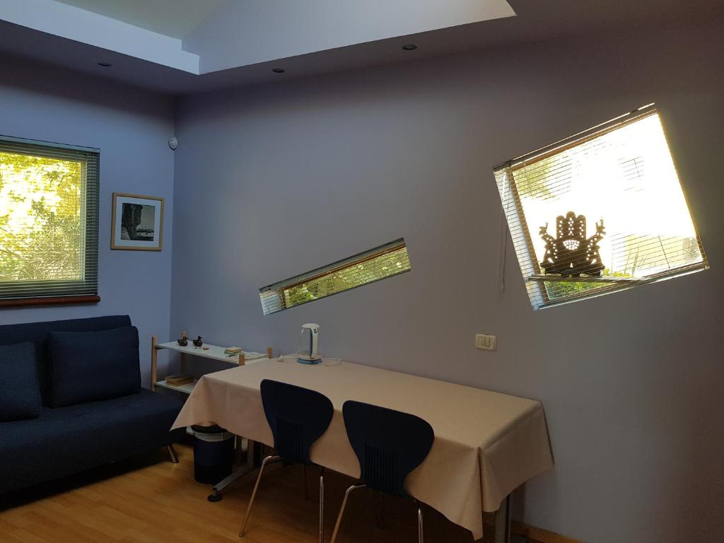 Bright, inviting, unique architecture, great location flat photo 2
